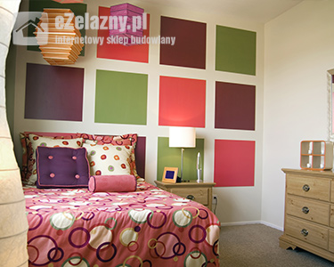 Sypialnia pomalowana kolorowymi farbami